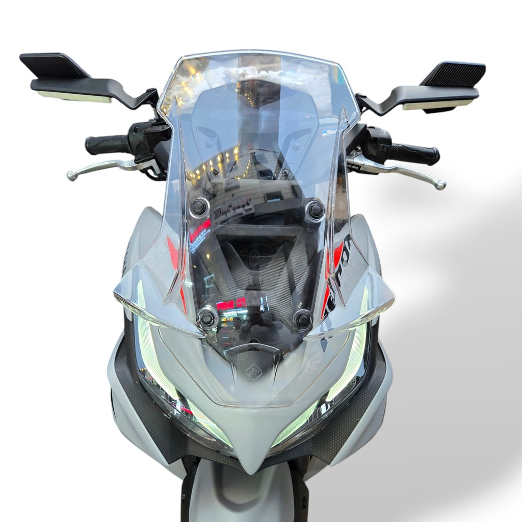 Aerox 155 windshield sports visor installed